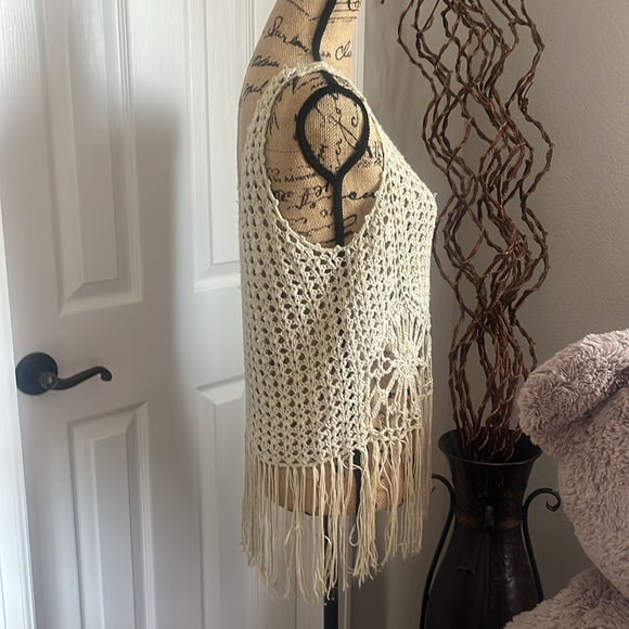 Miss Kelly
Sunburst top knitted 
Cream color 
Size M
Gently used
#324A - Picture 3 of 8